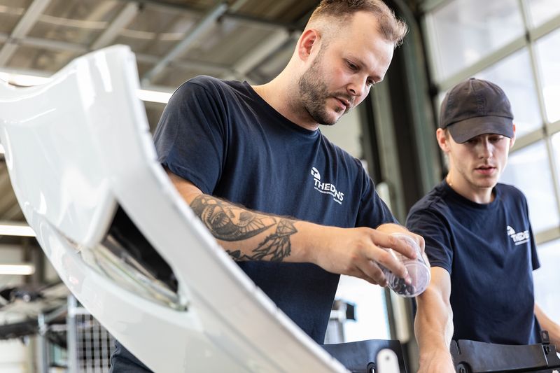 Mitarbeiter bei der KFZ-Reparatur – THEDENS KFZ-Karosseriebau & Lackierung